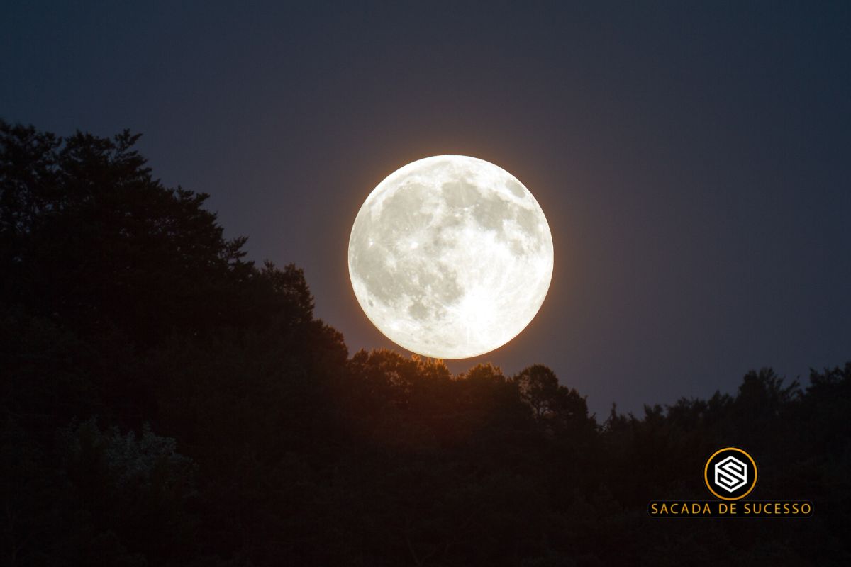 No vasto e misterioso céu noturno, a Lua desempenha um papel